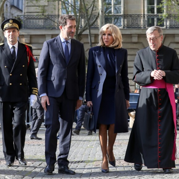 La première Dame Brigitte Macron, Christophe Castaner, ministre de l'intérieur et Monseigneur Patrick Chauvet, recteur-archiprêtre de la cathédrale Notre-Dame de Paris lors de la messe chrismale, l'une des célébrations de la semaine sainte précédant Pâques, qui aurait dû être dite par Monseigneur Aupetit à Notre-Dame, à l'église Saint-Sulpice de Paris, France, le 17 avril 2019. © Stéphane Lemouton/Bestimage