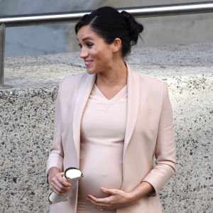 Meghan Markle (enceinte), duchesse de Sussex, à la sortie du National Theatre à Londres. Le 30 janvier 2019