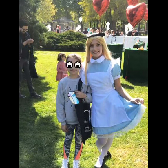 Alexandra Rosenfeld a publié une photo de sa fille Ava participant à la 3ème édition de la chasse aux oeufs de Pâques organisé par le comité du Faubourg Saint-Honoré en partenariat avec la Maison Dalloyau au jardin des Champs-Elysées, à Paris.