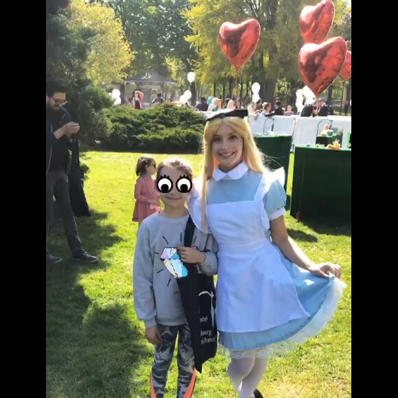 Alexandra Rosenfeld a publié une photo de sa fille Ava participant à la 3ème édition de la chasse aux oeufs de Pâques organisé par le comité du Faubourg Saint-Honoré en partenariat avec la Maison Dalloyau au jardin des Champs-Elysées, à Paris.