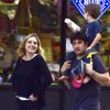 Exclusif - Jason Biggs et sa femme Jenny Mollen se baladent avec leur fils Sid dans la rue à New York le 18 octobre 2017.