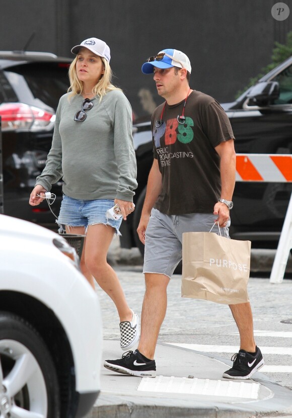 Jason Biggs ('American Pie') fait du shopping avec sa femme Jenny Mollen enceinte dans le quartier de Manhattan à New York, le 28 août 2017.