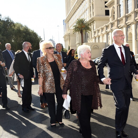 Annie Nounna, Line Renaud et le président du Caesars Palace Gary Selesner - Line Renaud a dévoilé une plaque de rue portant son nom à Las Vegas, Line Renaud Rd. Le 28 septembre 2017 © Chris Delmas / Bestimage
