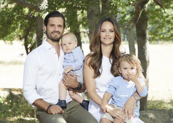Le prince Carl Philip de Suède et la princesse Sofia avec leurs fils le prince Gabriel et le prince Alexander, été 2018. ©Anna-Lena Ahlström/Cour royale de Suède