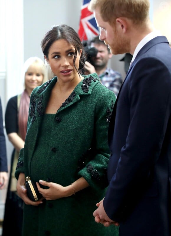 Meghan Markle la duchesse de Sussex enceinte et le prince Harry, duc de Sussex, assistent à une activité jeunesse le Jour du Commonwealth à la Maison du Canada le 11 mars 2019.