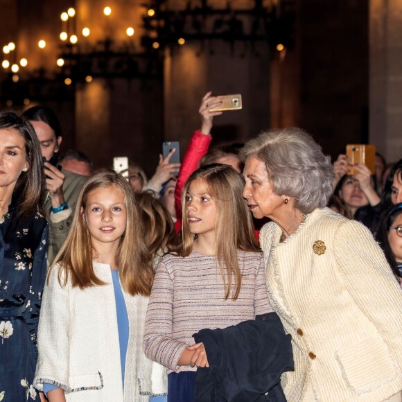 Le roi Felipe VI d'Espagne, la reine Letizia et leurs filles Leonor et Sofia ainsi que la reine Sofia à la messe de Pâques à la cathédrale de Palma de Majorque, le 21 avril 2019.