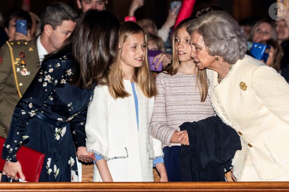 Le roi Felipe VI d'Espagne, la reine Letizia et leurs filles Leonor et Sofia ainsi que la reine Sofia à la messe de Pâques à la cathédrale de Palma de Majorque, le 21 avril 2019.