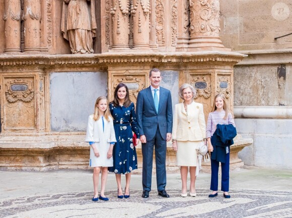 Le roi Felipe VI d'Espagne, la reine Letizia et leurs filles Leonor et Sofia ainsi que la reine Sofia à la messe de Pâques à la cathédrale de Palma de Majorque, le 21 avril 2019.