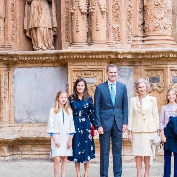 Le roi Felipe VI d'Espagne, la reine Letizia et leurs filles Leonor et Sofia ainsi que la reine Sofia à la messe de Pâques à la cathédrale de Palma de Majorque, le 21 avril 2019.