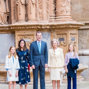 Le roi Felipe VI d'Espagne, la reine Letizia et leurs filles Leonor et Sofia ainsi que la reine Sofia à la messe de Pâques à la cathédrale de Palma de Majorque, le 21 avril 2019.