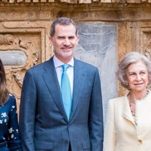 Le roi Felipe VI d'Espagne, la reine Letizia et leurs filles Leonor et Sofia ainsi que la reine Sofia à la messe de Pâques à la cathédrale de Palma de Majorque, le 21 avril 2019.
