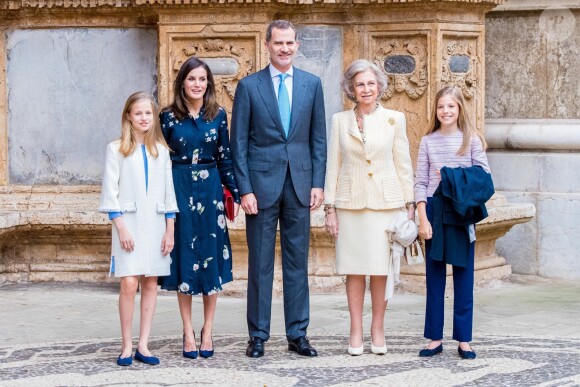 Le roi Felipe VI d'Espagne, la reine Letizia et leurs filles Leonor et Sofia ainsi que la reine Sofia à la messe de Pâques à la cathédrale de Palma de Majorque, le 21 avril 2019.