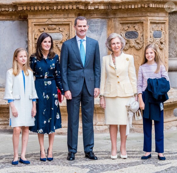 Le roi Felipe VI d'Espagne, la reine Letizia et leurs filles Leonor et Sofia ainsi que la reine Sofia à la messe de Pâques à la cathédrale de Palma de Majorque, le 21 avril 2019.