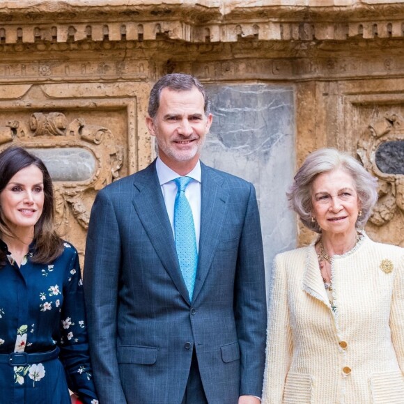 Le roi Felipe VI d'Espagne, la reine Letizia et leurs filles Leonor et Sofia ainsi que la reine Sofia à la messe de Pâques à la cathédrale de Palma de Majorque, le 21 avril 2019.