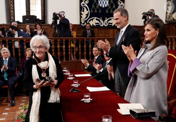 Le roi Felipe VI et la reine Letizia d'Espagne ont remis le 23 avril 2019 le prix littéraire Miguel de Cervantes à la poétesse uruguayenne Ida Vitale, au cours d'une cérémonie à l'Université Alcala de Henares à Madrid.