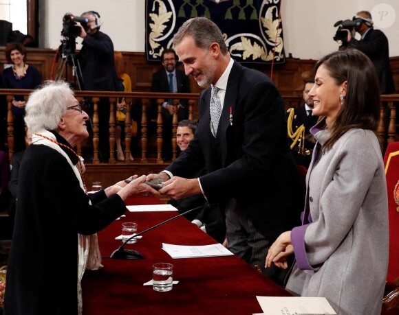 Le roi Felipe VI et la reine Letizia d'Espagne ont remis le 23 avril 2019 le prix littéraire Miguel de Cervantes à la poétesse uruguayenne Ida Vitale, au cours d'une cérémonie à l'Université Alcala de Henares à Madrid.