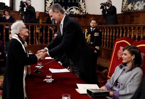 Le roi Felipe VI et la reine Letizia d'Espagne ont remis le 23 avril 2019 le prix littéraire Miguel de Cervantes à la poétesse uruguayenne Ida Vitale, au cours d'une cérémonie à l'Université Alcala de Henares à Madrid.