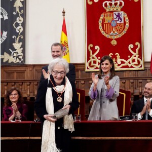 Le roi Felipe VI et la reine Letizia d'Espagne ont remis le 23 avril 2019 le prix littéraire Miguel de Cervantes à la poétesse uruguayenne Ida Vitale, au cours d'une cérémonie à l'Université Alcala de Henares à Madrid.