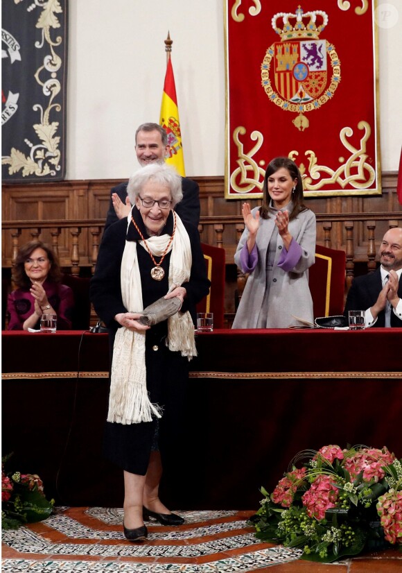 Le roi Felipe VI et la reine Letizia d'Espagne ont remis le 23 avril 2019 le prix littéraire Miguel de Cervantes à la poétesse uruguayenne Ida Vitale, au cours d'une cérémonie à l'Université Alcala de Henares à Madrid.
