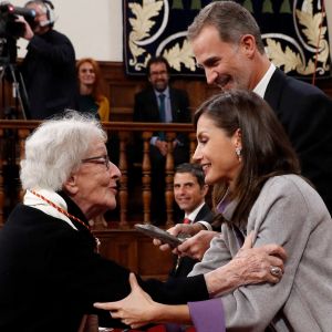 Le roi Felipe VI et la reine Letizia d'Espagne ont remis le 23 avril 2019 le prix littéraire Miguel de Cervantes à la poétesse uruguayenne Ida Vitale, au cours d'une cérémonie à l'Université Alcala de Henares à Madrid.