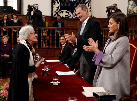 Le roi Felipe VI et la reine Letizia d'Espagne ont remis le 23 avril 2019 le prix littéraire Miguel de Cervantes à la poétesse uruguayenne Ida Vitale, au cours d'une cérémonie à l'Université Alcala de Henares à Madrid.