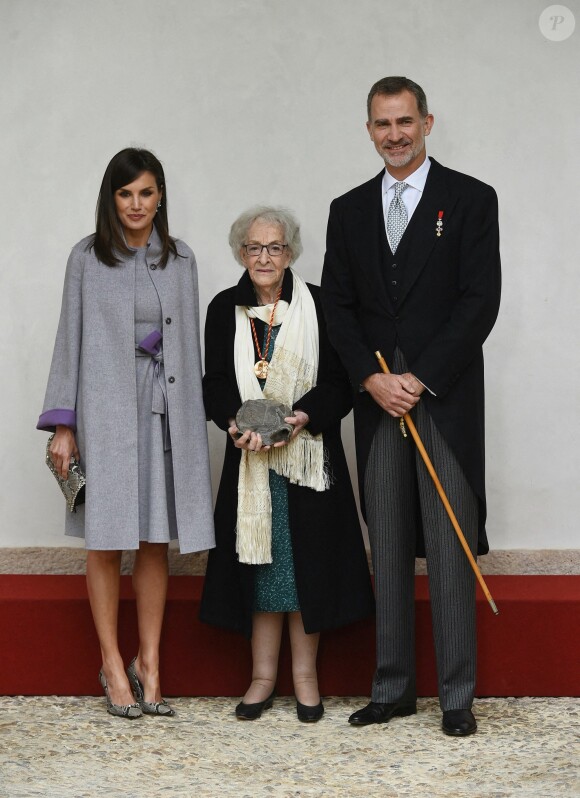 Le roi Felipe VI et la reine Letizia d'Espagne ont remis le 23 avril 2019 le prix littéraire Miguel de Cervantes à la poétesse uruguayenne Ida Vitale, au cours d'une cérémonie à l'Université Alcala de Henares à Madrid.