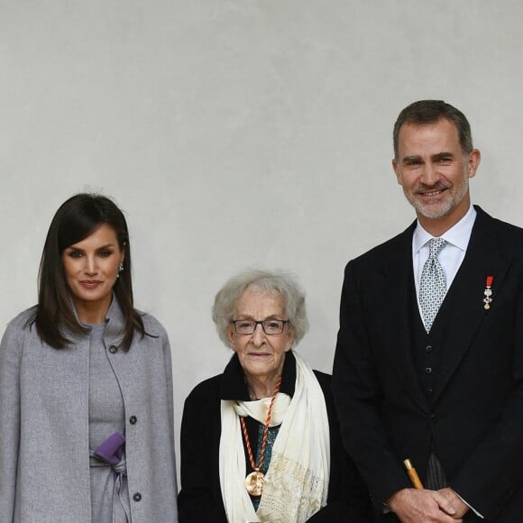 Le roi Felipe VI et la reine Letizia d'Espagne ont remis le 23 avril 2019 le prix littéraire Miguel de Cervantes à la poétesse uruguayenne Ida Vitale, au cours d'une cérémonie à l'Université Alcala de Henares à Madrid.