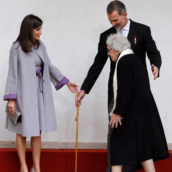 Le roi Felipe VI et la reine Letizia d'Espagne ont remis le 23 avril 2019 le prix littéraire Miguel de Cervantes à la poétesse uruguayenne Ida Vitale, au cours d'une cérémonie à l'Université Alcala de Henares à Madrid.