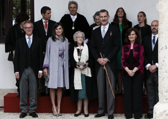 Le roi Felipe VI et la reine Letizia d'Espagne ont remis le 23 avril 2019 le prix littéraire Miguel de Cervantes à la poétesse uruguayenne Ida Vitale, au cours d'une cérémonie à l'Université Alcala de Henares à Madrid.
