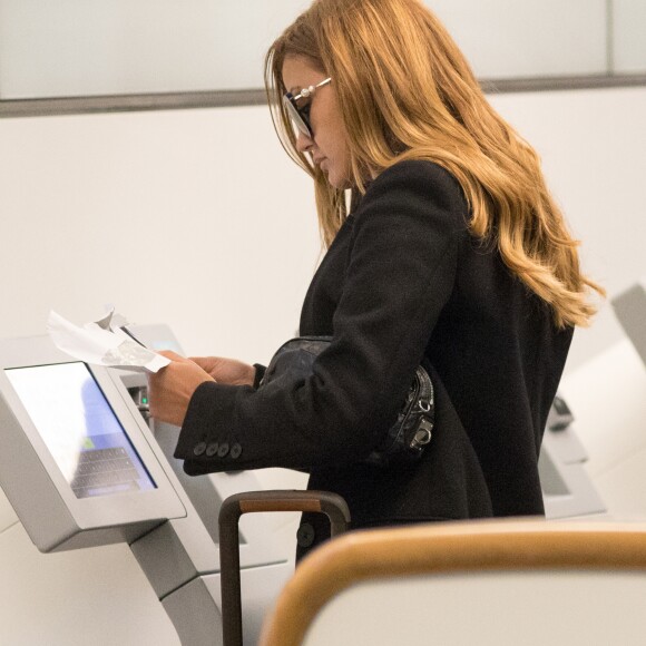 Exclusif - Zahia Dehar à la gare de Saint-Pancras à Londres, le 10 mars 2019.