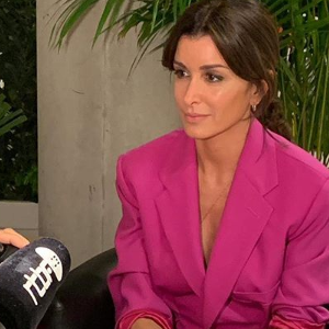 Jenifer en robe blazer XXL Jacquemus pour accompagner Slimane lors de la finale de "The Voice" Belgique, mardi 23 avril 2019.