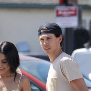 Exclusif - Vanessa Hudgens et son compagnon Austin Butler dans la rue à Los Angeles le 10 avril 2019.