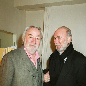 Philippe Noiret et Jean-Pierre Marielle en février 2001 au Théâtre de l'Atelier à Paris lors de la générale de la pièce L'Homme du hasard.