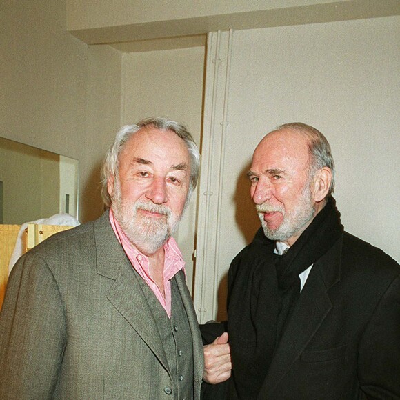 Philippe Noiret et Jean-Pierre Marielle en février 2001 au Théâtre de l'Atelier à Paris lors de la générale de la pièce L'Homme du hasard.