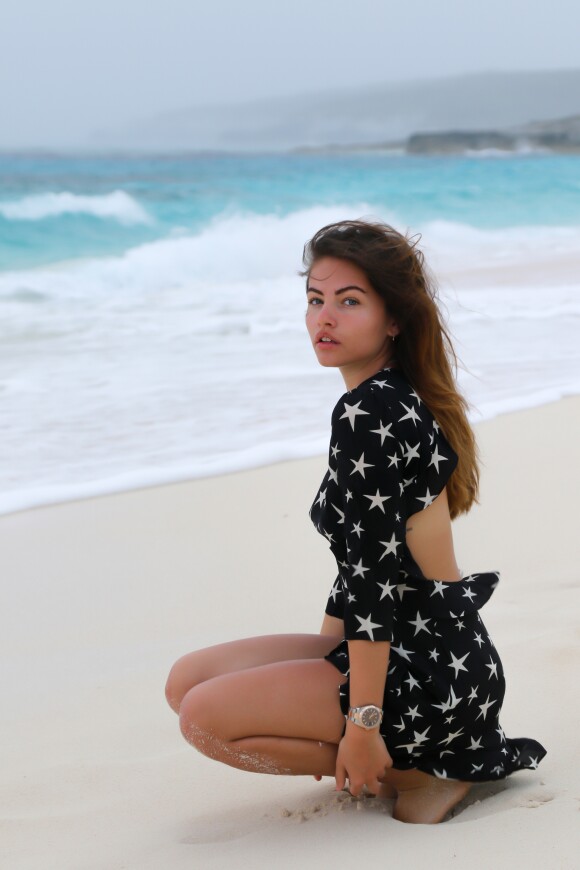 Exclusif - Thylane Blondeau pose sur une plage de l'île de Staniel Cay, aux Bahamas, le 6 avril 2019, pour fêter ses 18 ans en famille.