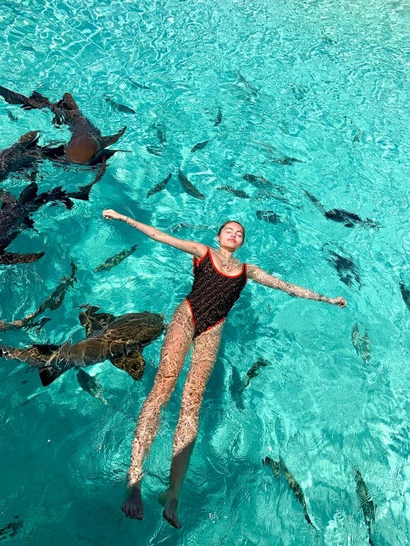 Exclusif - Prix Spécial - Thylane Blondeau nage avec les requins le jour de ses 18 ans lors de ses vacances en famille sur l'île de Staniel Cay aux Bahamas, le 5 avril 2019.