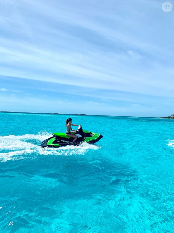 Exclusif - Prix Spécial - Thylane Blondeau fait du scooter des mers pendant ses vacances en famille pour fêter ses 18 ans sur l'île de Staniel Cay, aux Bahamas, le 5 avril 2019.