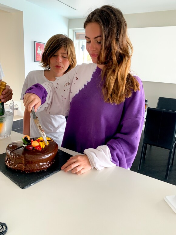Exclusif - Prix Spécial - No Web - Thylane Blondeau découpe son gateau d'anniversaire avec son frère Ayrton-Romeo lors de ses vacances en famille pour fêter ses 18 ans sur l'île de Staniel Cay, aux Bahamas, le 5 avril 2019.