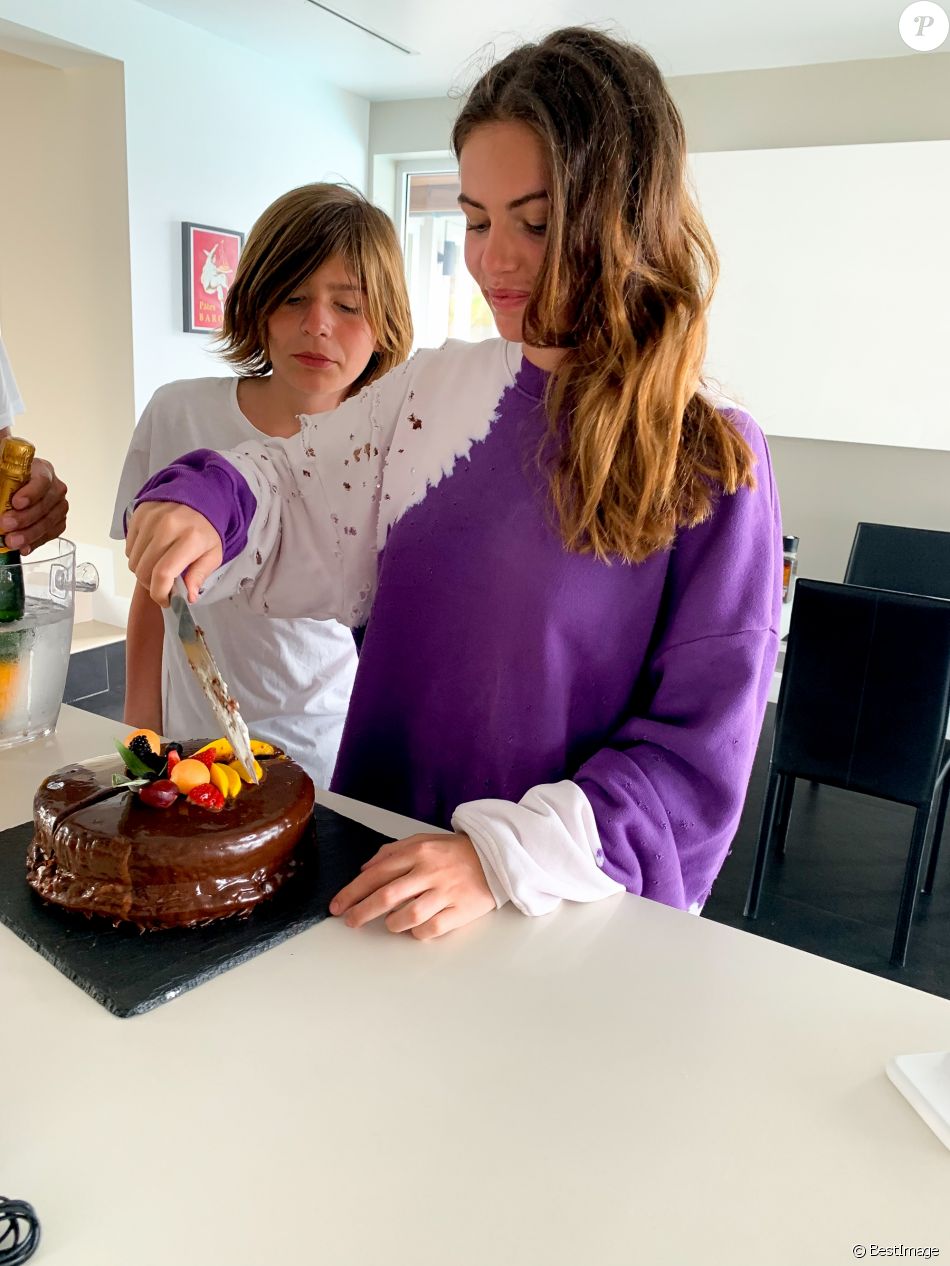 Exclusif Prix Special No Web Thylane Blondeau Decoupe Son Gateau D Anniversaire Avec Son Frere Ayrton Romeo Lors De Ses Vacances En Famille Pour Feter Ses Purepeople