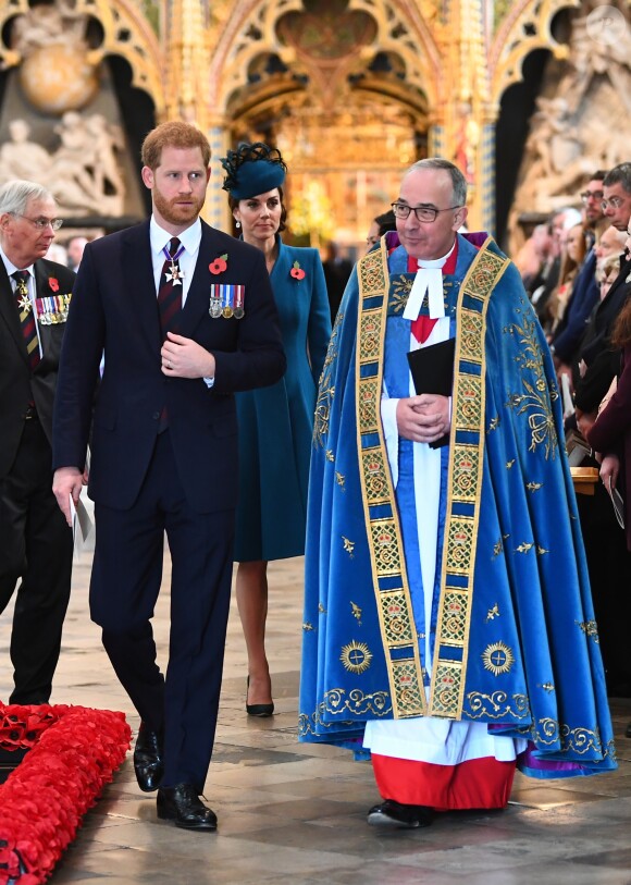 Le prince Harry, duc de Sussex, Kate Catherine Middleton, duchesse de Cambridge et le doyen de Westminster John Hall - La famille royale d'Angleterre en l'abbaye de Westminster à Londres pour le service commémoratif de l'ANZAC Day. Le 25 avril 2019