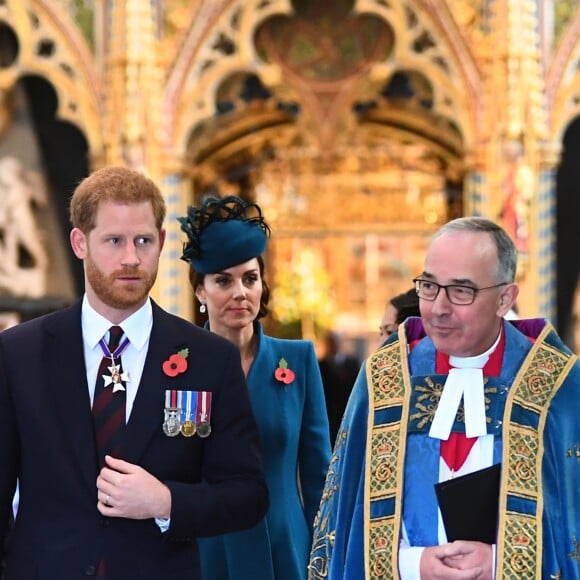 Le prince Harry, duc de Sussex, Kate Catherine Middleton, duchesse de Cambridge et le doyen de Westminster John Hall - La famille royale d'Angleterre en l'abbaye de Westminster à Londres pour le service commémoratif de l'ANZAC Day. Le 25 avril 2019