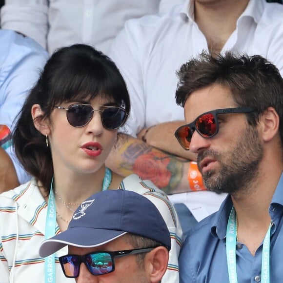 Nolwenn Leroy et son compagnon Arnaud Clément dans les tribunes des Internationaux de France de Tennis de Roland Garros à Paris, le 10 juin 2018. © Dominique Jacovides - Cyril Moreau/Bestimage