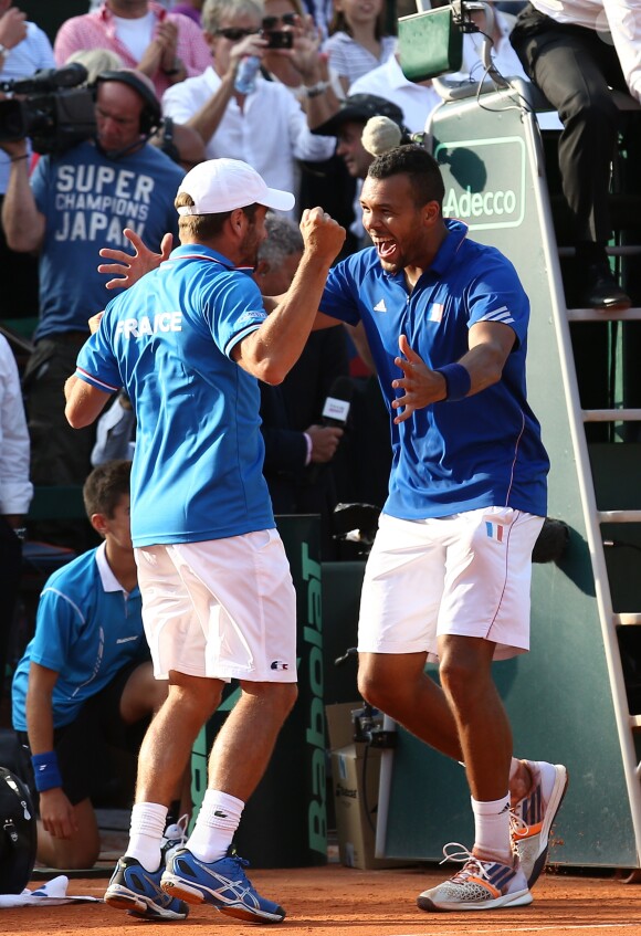 Arnaud Clément et Jo-Wilfried Tsonga - La France a remporté la demi-finale de la Coupe Davis face à la République tchèque à Roland Garros à Paris, le 13 septembre 2014.