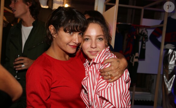 Emma de Caunes et sa fille Nina - Soirée "Tricolore Party" pour célébrer le 65ème anniversaire du Thermolactyl de Damart à la Maison Molière à Paris le 13 septembre 2018. © Denis Guignebourg/Bestimage