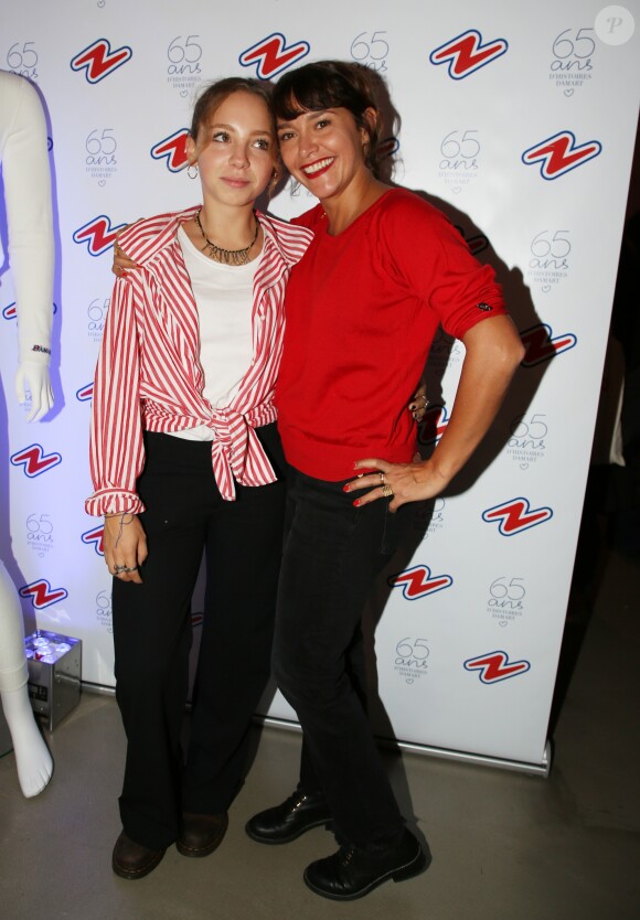 Emma de Caunes et sa fille Nina - Soirée "Tricolore Party" pour célébrer le 65ème anniversaire du Thermolactyl de Damart à la Maison Molière à Paris le 13 septembre 2018. © Denis Guignebourg/Bestimage