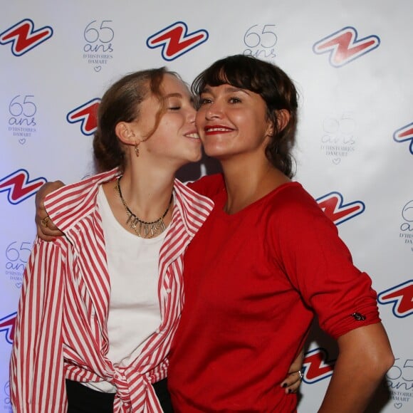 Emma de Caunes et sa fille Nina - Soirée "Tricolore Party" pour célébrer le 65ème anniversaire du Thermolactyl de Damart à la Maison Molière à Paris le 13 septembre 2018. © Denis Guignebourg/Bestimage