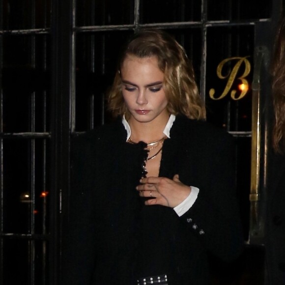 Cara Delevingne et sa compagne Ashley Benson quittent l'hôtel The Bowery pour se rendre au dîner Chanel au restaurant Balthazar en marge du 14e Festival de Tribeca à New York. Le 29 avril 2019.