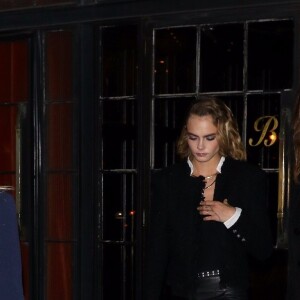 Cara Delevingne et sa compagne Ashley Benson quittent l'hôtel The Bowery pour se rendre au dîner Chanel au restaurant Balthazar en marge du 14e Festival de Tribeca à New York. Le 29 avril 2019.