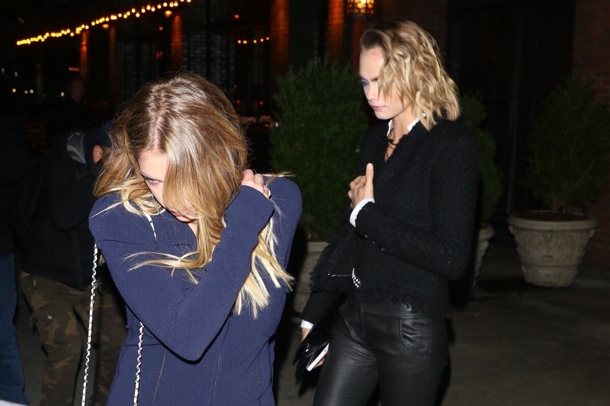 Photo Cara Delevingne et sa compagne Ashley Benson quittent l'hôtel