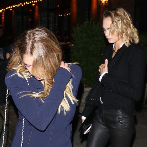 Cara Delevingne et sa compagne Ashley Benson quittent l'hôtel The Bowery pour se rendre au dîner Chanel au restaurant Balthazar en marge du 14e Festival de Tribeca à New York. Le 29 avril 2019.